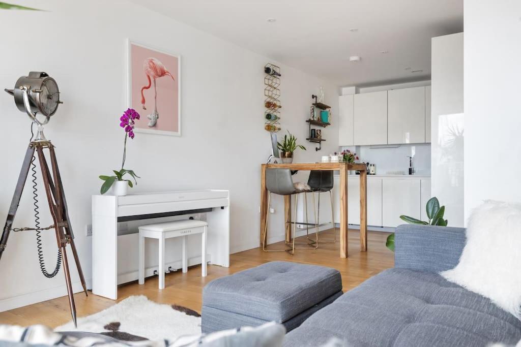 Modern New 1-Bedroom Home Stunning Views London Eksteriør billede