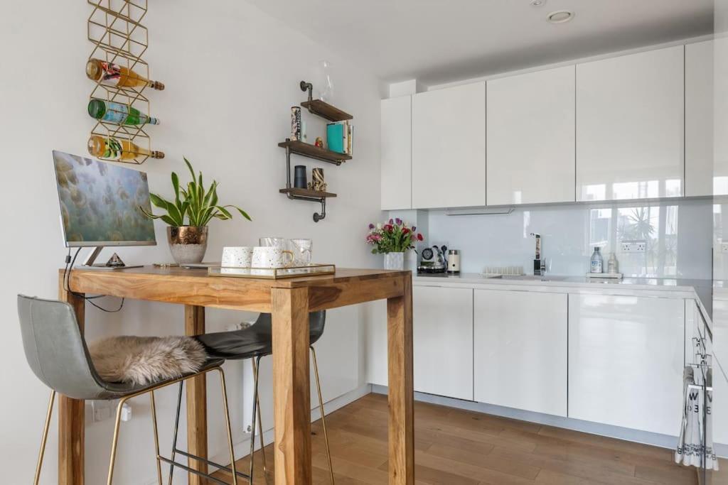 Modern New 1-Bedroom Home Stunning Views London Eksteriør billede