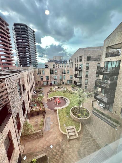 Modern New 1-Bedroom Home Stunning Views London Eksteriør billede