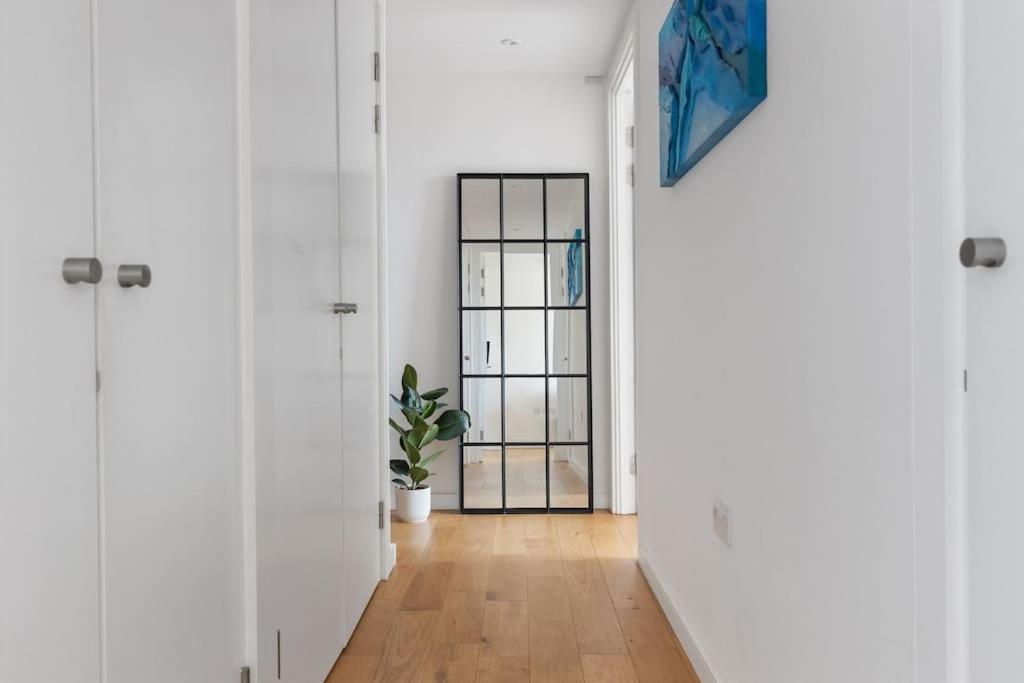 Modern New 1-Bedroom Home Stunning Views London Eksteriør billede