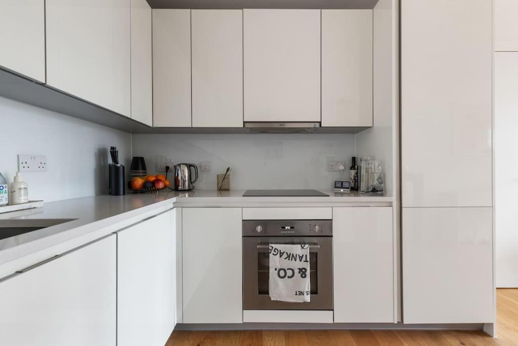 Modern New 1-Bedroom Home Stunning Views London Eksteriør billede
